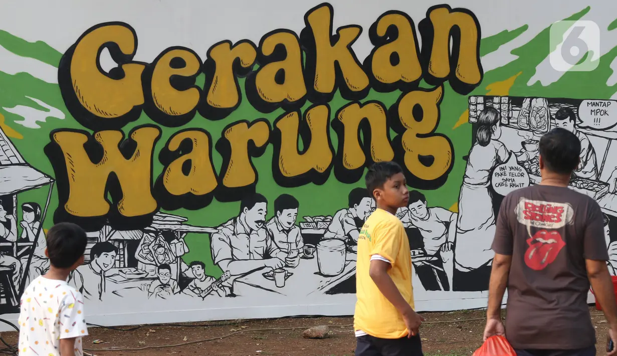 Pengunjung melihat Festival Gerakan Warung Nasional (FGWN) di Lapangan Banteng, Jakarta, Sabtu (14/12/2019). Acaran bertujuan menyadarkan pentingnya partisipasi warung dan usaha menengah kecil dan mikro (UMKM) Indonesia dalam membangun perkembangan ekonomi. (Liputan6.com/Angga Yuniar)