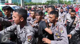 Remaja yang melakukan penodongan di CFD menjadi tontonan saat polisi meringkusnya, Jakarta, Minggu (2/10). Rencananya mereka akan diproses lebih lanjut di Polsek Menteng. (Liputan6.com/Angga Yuniar)