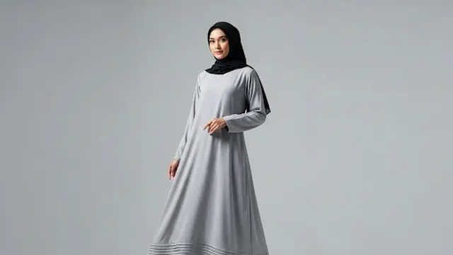 Gamis Abu-Abu Muda dengan Aksen Lipit