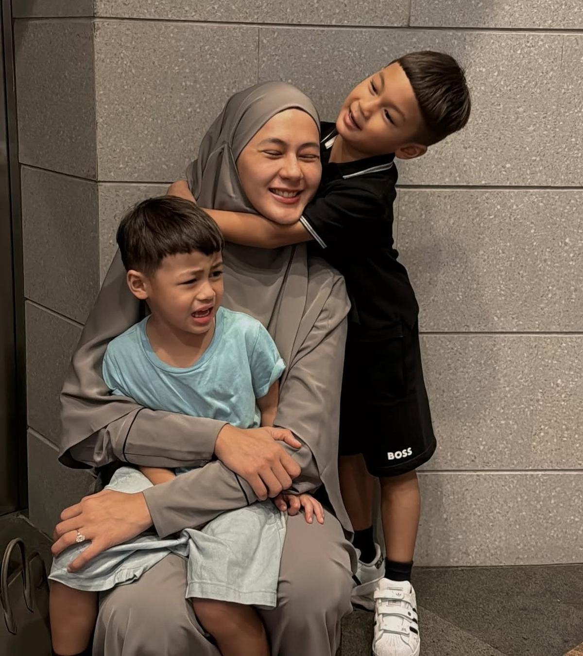 6 Potret Paula Verhoeven Tampil Cantik dengan Busana Syar'i Bareng Anak-Anak, Wajahnya Disebut Makin Fresh