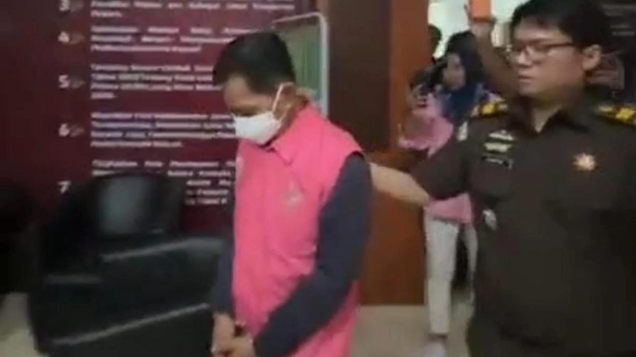 Kepala Kejari Pangkep, Jhon Ilef Malammasam mengumumkan Ketua, Anggota dan Sekretaris KPU Pangkep jadi Tersangka Korupsi, Diduga Atur Pengadaan Pilkada 2024