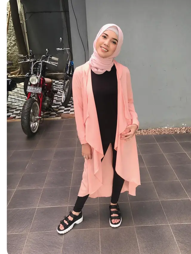 7 Potret Raya Kitty saat Kenakan Hijab, Cantik Memesona
