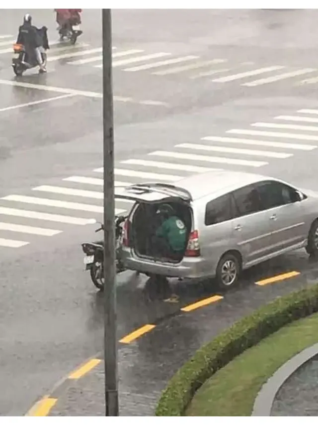 Momen Kocak Saat Driver Ojek Online Kehujanan Ini Bikin Ketawa