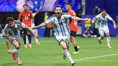 FOTO: Ketinggalan Dua Gol,  Argentina Cetak Remontada Dramatis