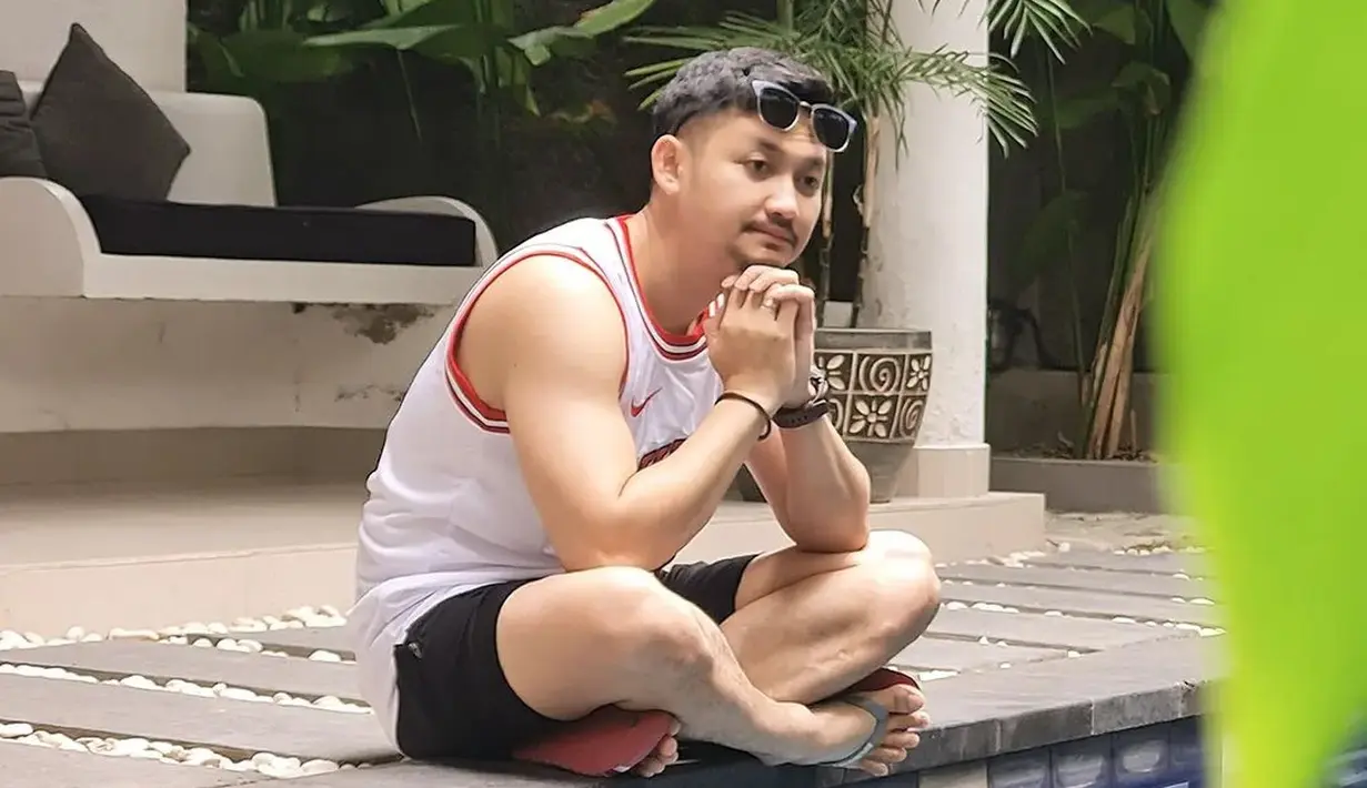 Selain cerai, Angga Wijaya juga mundur sebagai manajer Dewi Perssik. (FOTO: instagram.com/anggawijaya88)