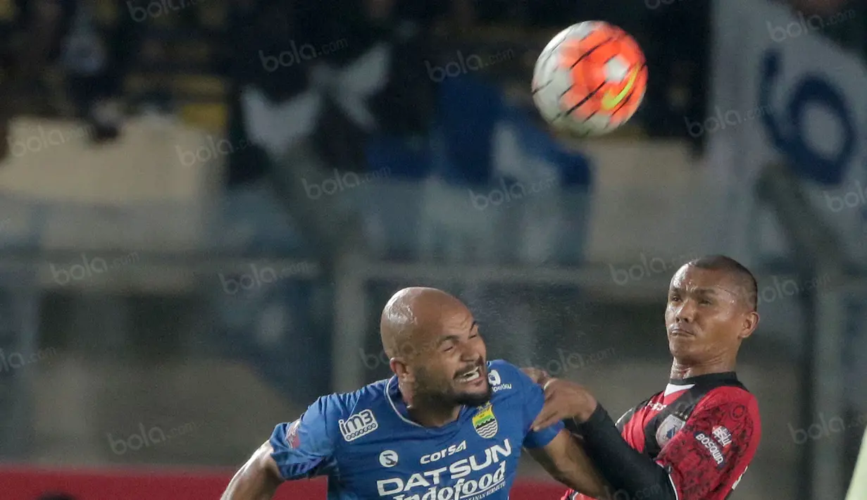 Duel Sergio Van Dijk (kiri) dan Ricardo Salampessy saat Persib Bandung melawan Persipura pada laga Torabika SC 2016 di Stadion Si Jalak Harupat, Bandung, (12/11/2016). (Bola.com/Nicklas Hanoatubun)