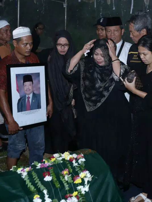 Prosesi pemakaman tetap berjalan khidmat walaupun diiringi hujan deras dan angin kencang. Tenda di pusara makam Sutan pun roboh, terpaksa para kerabat dan keluarga yang hadir saat itu mencari tempat berlindung. (Bambang E. Ros/Bintang.com)