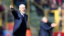 Ekspresi pelatih Inter Milan, Stefano Pioli memberikan instruksi kepada pemainnya  saat melawan Bologna pada lanjutan Serie A di Stadio Renato Dell'Ara, Italy, (19/2/2017). Inter menang 1-0. (Giorgio Benvenuti/ANSA via AP)