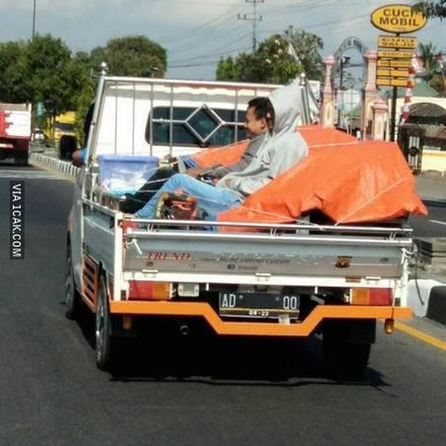 6 Potret Orang di Mobil Pick Up Bersama Barang Angkutan Ini Bikin Kasihan