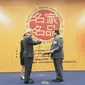 Duta Besar RI untuk Korea Selatan Umar Hadi (kanan) menerima penghargaan Duta Besar Terbaik 2018 dari pemerintah Korea Selatan (21/6) (sumber: KBRI Seoul)