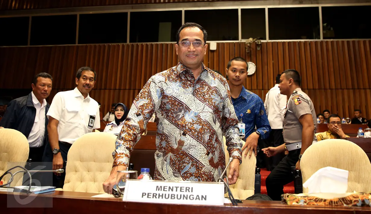 Menteri Perhubungan Budi Karya Sumadi bersiap memulai rapat kerja dengan Komisi V DPR RI di Gedung Nusantara, Jakarta Pusat, Kamis (8/12). Rapat ini membahas persiapan dan kesiapan mudik Natal 2016 dan Tahun Baru 2017. (Liputan6.com/Johan Tallo)