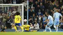 Pemain Manchester City Riyad Mahrez (kedua kanan) mencetak gol ke gawang Brighton and Hove Albion pada pertandingan sepak bola Liga Inggris di Etihad Stadium, Manchester, Inggris, 20 April 2022. Manchester City menang 3-0. (AP Photo/Dave Thompson)