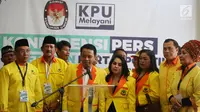 Ketua Umum Partai Berkarya Neneng A Tutty didampingi Sekjen Badaruddin Picunang  memberikan keterangan pers seusai menyerahkan pendaftaran Partai Berkarya sebagai peserta Pemilu 2019 ke KPU Pusat, Jakarta, Jumat (13/10). (Liputan6.com/Johan Tallo)