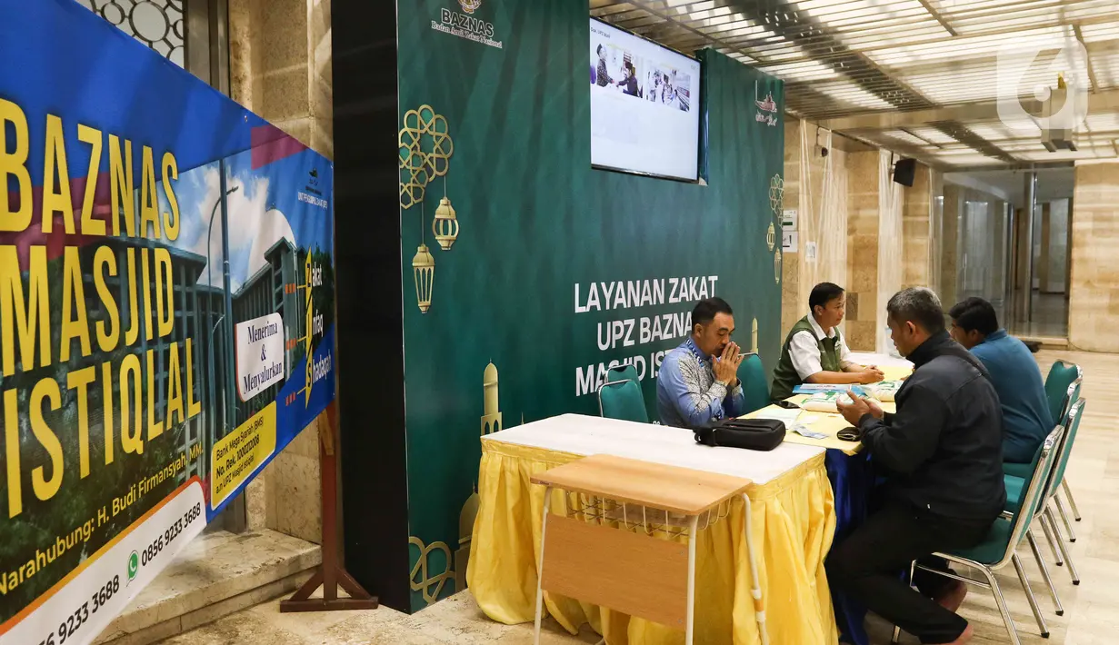 Masjid Istiqlal mulai membuka layanan pembayaran zakat fitrah senilai Rp 50 ribu atau 3,5 liter beras per orang. (Liputan6.com/Herman Zakharia)