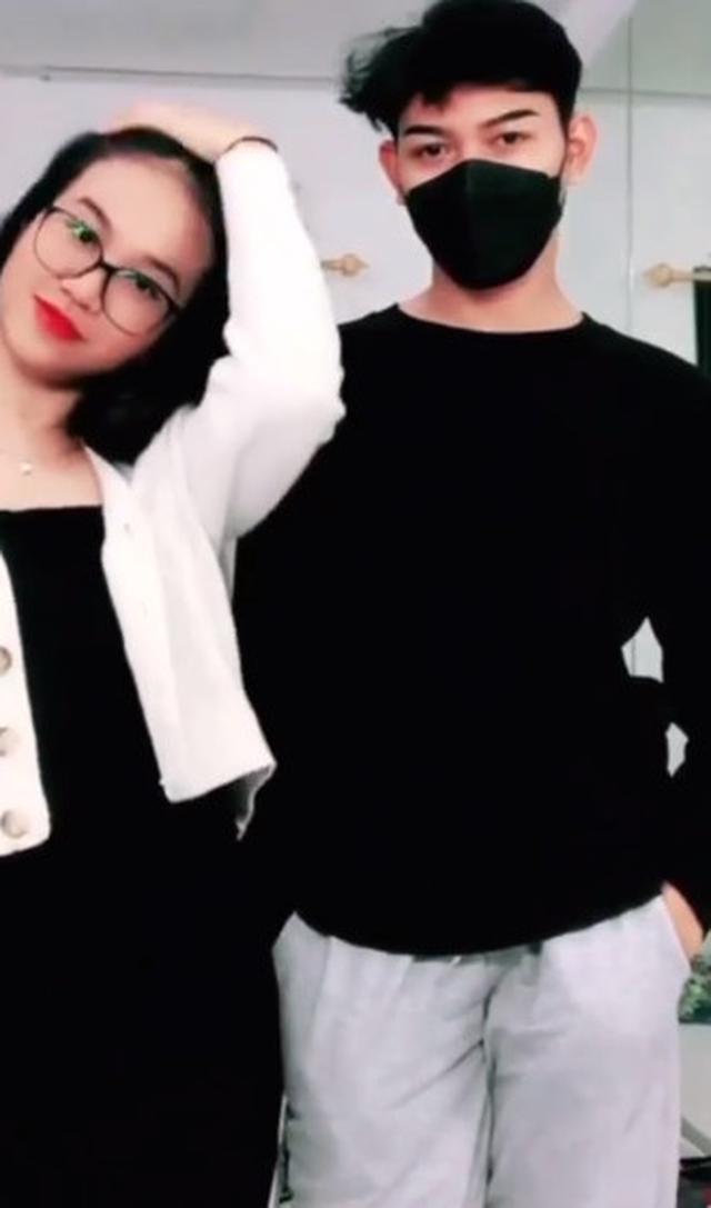 1. Dikabarkan tengah dekat, Mayang dan Rivaldi bagikan momen kebersamaan mereka saat joget TikTok bareng.