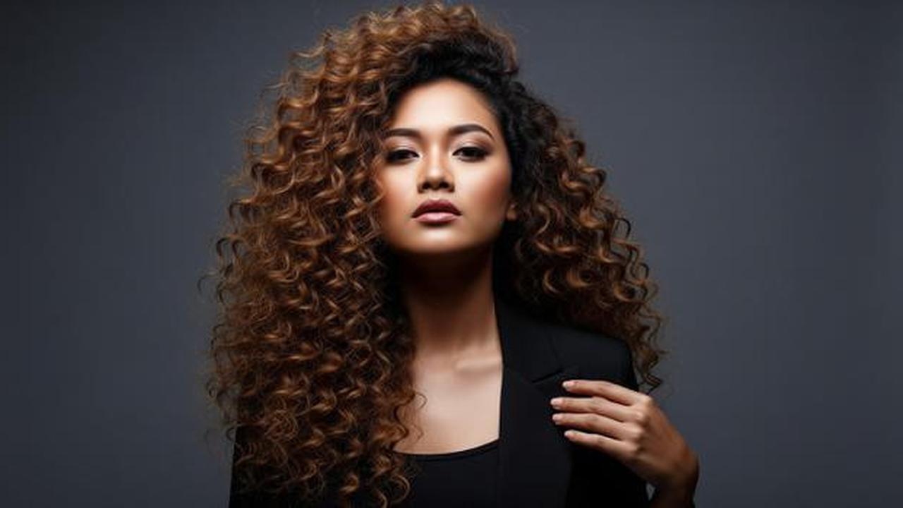 8 Model Rambut Wanita Panjang Curly, Bikin Tampilan Lebih Fresh dan Elegan Sehari-hari