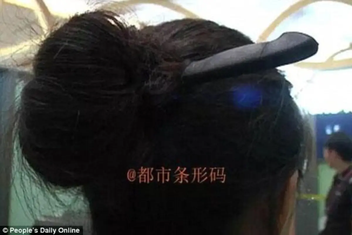 Greget! Ibu di Cina Pakai Tusuk Konde Dari Pisau!