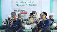 Relawan Ganjar Pranowo, Gus Gus Nusantara Jawa Timur mengadakan Pelatihan Hadrah Selawat Al-Banjari kepada puluhan masyarakat di Majelis Taklim Nurul Hikmah, Kecamatan Prambon, Kabupaten Sidoarjo, Jawa Timur, Jumat (5/5) (Istimewa)