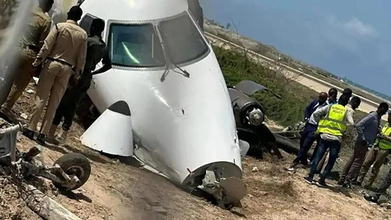 Pesawat itu tergelincir di landasan pacu tak lama setelah mendarat di Bandara Internasional Aden Abdulle pukul 12.23 Selasa waktu setempat, kata Otoritas Penerbangan Sipil Somalia yang disiarkan dalam Televisi Nasional Somalia dan dilansir laman USA Today
