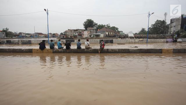 Debit Kali Ciliwung Tinggi, Jalan Jatinegara Tergenang Banjir