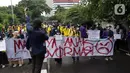 Mahasiswa yang tergabung dalam Aliansi BEM SI melakukan aksi unjuk rasa di kawasan Kuningan Persada sekitar Gedung Merah Putih KPK, Jakarta, Rabu (16/6/2021). Selain berunjuk rasa, para mahasiswa juga melakukan aksi teatrikal menolak pelemahan KPK melalui TWK. (Liputan6.com/Helmi Fithriansyah)