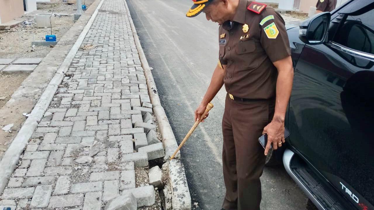 Kajati NTT, Zet Tadung Allo, saat mengunjungi lokasi pembangunan rumah bagi warga eks Timor Timur (Liputan6.com/Ola Keda)