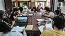 Sejumlah siswa menggunakan fasilitas wifi saat mengikuti pembelajaran jarak jauh di Balai Warga Kelurahan Kuningan Barat, Mampang Prapatan, Jakarta, Kamis (27/8/2020). Fasilitas wifi gratis dari Kelurahan Kuningan Barat untuk meringankan beban orangtua siswa. (merdeka.com/Iqbal S. Nugroho)