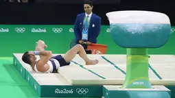 Atlet senam artistik Prancis Samir Ait Said tergeletak di lantai dengan posisi kaki patah pada babak kualifikasi Olimpiade Rio 2016 di Rio Olympic Arena, Brasil, Minggu (7/8). Samir gagal mendarat dan membuat kakinya patah. (REUTERS/Damir Sagolj)