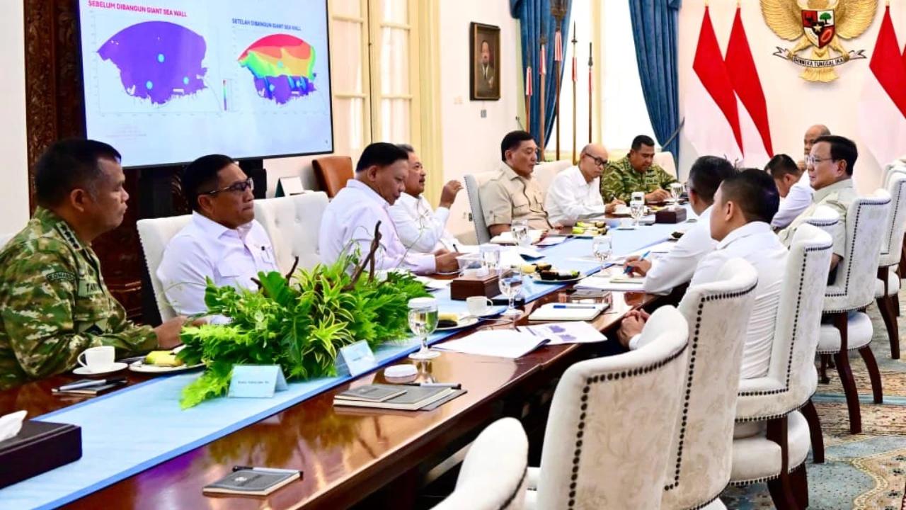 Presiden Prabowo Pimpin Ratas Percepat Pematangan Giant Sea Wall Pantura, Ini yang Dibahas