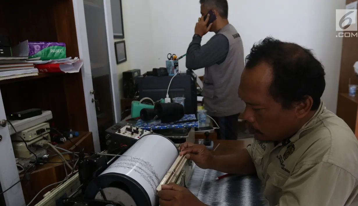 Petugas pusat vulkanologi dan mitigasi bencana geologi memantau aktivitas Gunung Anak Krakatau melalui alat seismograf di Pos Pengamatan di Cinangka, Banten, Selasa (25/12). Dari pantauan tersebut anak krakatau berstatus siaga. (Liputan6.com/Angga Yuniar)