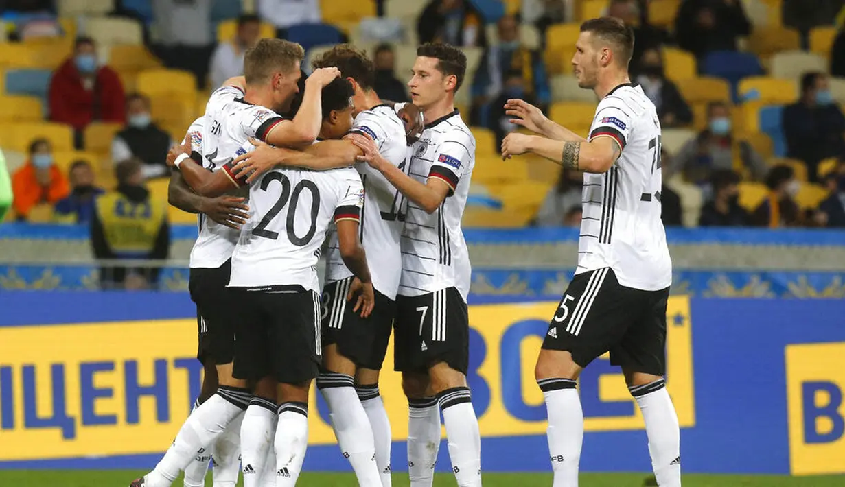 Para pemain Jerman merayakan gol yang dicetak oleh Matthias Ginter ke gawang Ukraina pada laga UEFA Nations League di Stadion Olimpiyskiy, Minggu (11/10/2020). Jerman menang dengan skor 2-1. (AP Photo/Efrem Lukatsky)