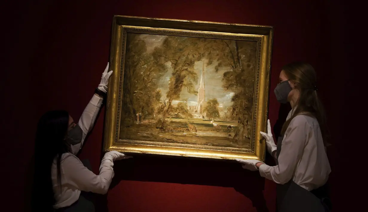 Asisten galeri dengan Katedral Salisbury dari Bishop's Grounds, John Constable (1776 - 1837), diperkirakan antara £2.000.000 - £3.000.000, selama kunjungan  foto untuk sorotan dari Penjualan Minggu Klasik yang akan datang, di Christies, London (3/12/2021). (Kirsty O'Connor/PA via AP)