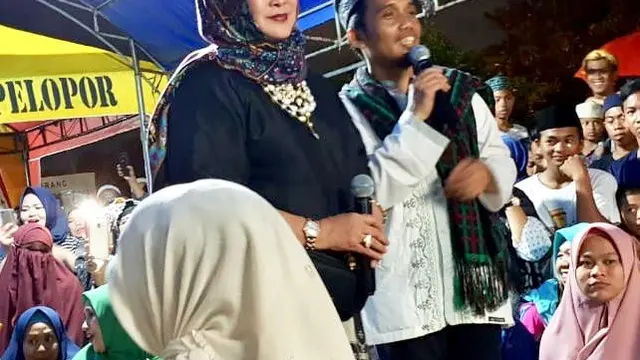 Bakti sosial yang dilakukan Jenny Rachman berkaitan dengan pembangunan pesantren (ist)