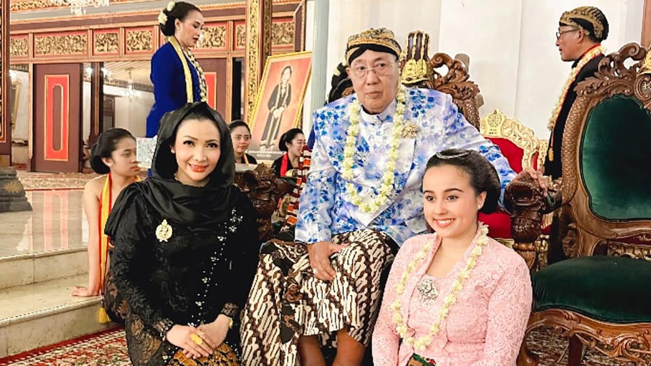 5 Potret Roro Fitria Kenang Sowan Pakubuwono XIII, Sampaikan Belasungkawa