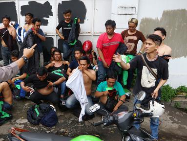 Sejumlah pengemudi Go-Jek diamankan petugas kepolisan di kawasan Senayan, Jakarta Pusat, Selasa (22/3). Mereka diamankan karena diduga akan melakukan aksi balasan terhadap Sopir Taksi.(Liputan6.com/Fery Pradolo)