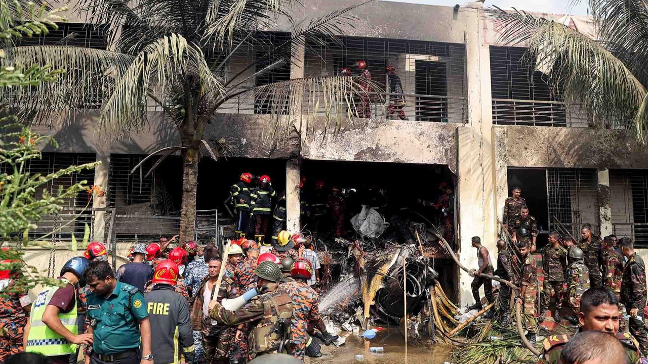 FOTO: Pesawat Latih AU Bangladeh  Jatuh di Sekolah, 25 Tewas