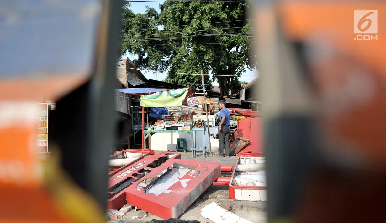 Pedagang lemang dan makanan ringan khas Sumbar berjualan di tengah proyek trotoar Jalan Kramat Raya, Jakarta, Senin (16/9/2019). Namun, dari sekitar 20 pedagang, hanya 6 kios yang masih berjualan karena tempat relokasi sementara tidak cukup menampung seluruh pedagang. (merdeka.com/Iqbal S. Nugroho)