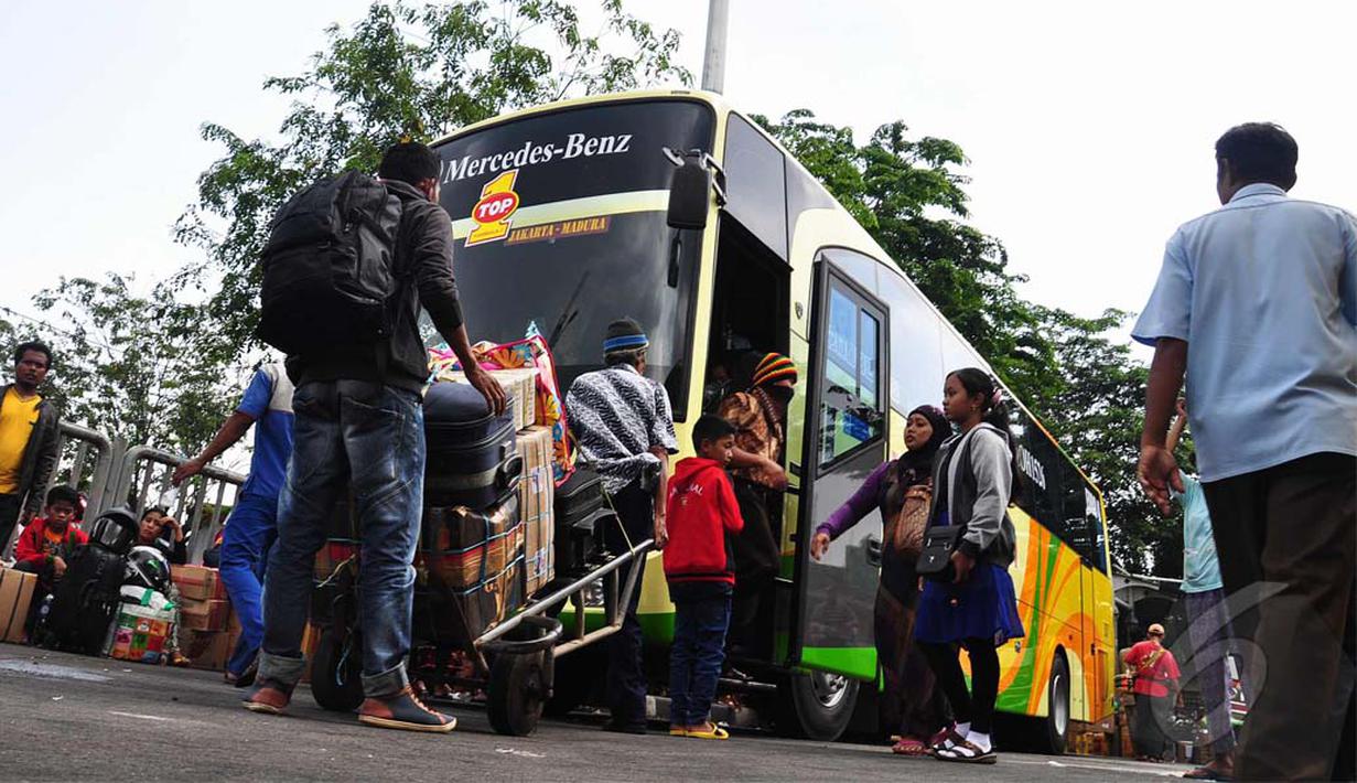 Para pemudik bersiap menaiki bus yang akan memberangkatkan mereka ke kampung halaman (Liputan6.com/Faizal Fanani)