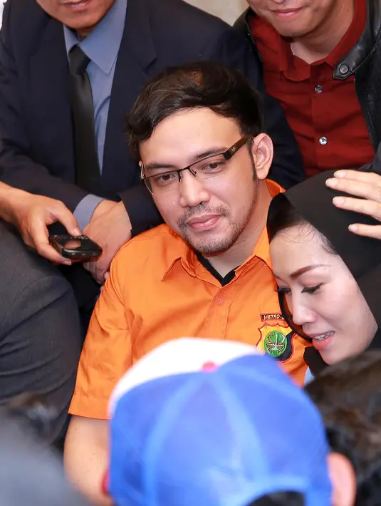 Sebagai istri, Diana Limbong memberikan dukungan kepada Sandy Tumiwa yang belum dua bulan menjadi suaminya. Ia tak menyia-nyiakan waktu saat menjenguk suami tercinta yang terjerat kasus penipuan berkedok investasi. (Galih W. Satria/Bintang.com)