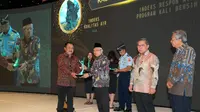 Wakil Presiden RI, KH. Ma’ruf Amin menyerahkan secara langsung penghargaan Anugerah  Kinerja Pengelolaan Lingkungan Hidup Daerah kepada  Kepala Dinas Lingkungan Hidup 3 Provinsi Terbaik dan 5 Kabupaten/Kota di Hotel Bidakara Jakarta.