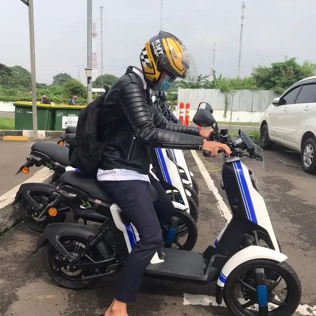 Salah satu program dalam mengurangi emisi gas karbon di bandara Angkasa Pura II adalah melalui penggunaan berbagai transportasi berbasis listrik.