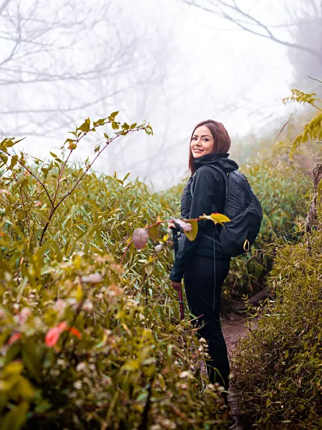 FOTO: Berhasil Sampai Puncak, Ini Momen Seru DJ Yasmin Saat Naik Gunung Prau