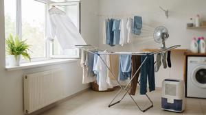 7 Cara Mengeringkan Pakaian di Dalam Rumah Tanpa Membuat Kamar Bau Apek Paling Efektif