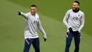Penyerang PSG Kylian Mbappe memberi isyarat di samping rekannya Neymar selama sesi latihan di Camp des Loges Paris Saint-Germain, di Saint-Germain-en-Laye, Paris pada 10 Februari 2022. PSG akan menjamu Rennes pada lanjutan Ligue 1, Sabtu 12 Februari 2022 dini hari WIB. (FRANCK FIFE / AFP)