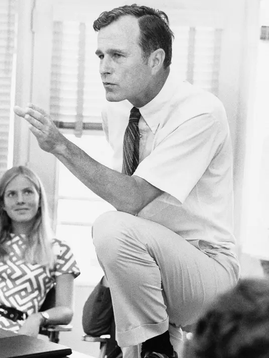 File foto 9 Oktober 1970, George H.W. Bush berbicara dengan sekelompok anak muda di sebuah rapat umum di Houston, Texas.  Bush meninggal di usia 94 pada Jumat, 30 November 2018, sekitar delapan bulan setelah kematian istrinya, Barbara Bush.  (AP/File)