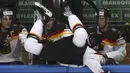 Pemain Ice Hockey Jerman, Korbinian Holzer terlempar keluar arena saat berebut bola dengan pemain Rusia pada kejuaraan IIHF World Championship 2016 di Moscow, Rusia, (19/5/2016). (REUTERS/Grigory Dukor) 