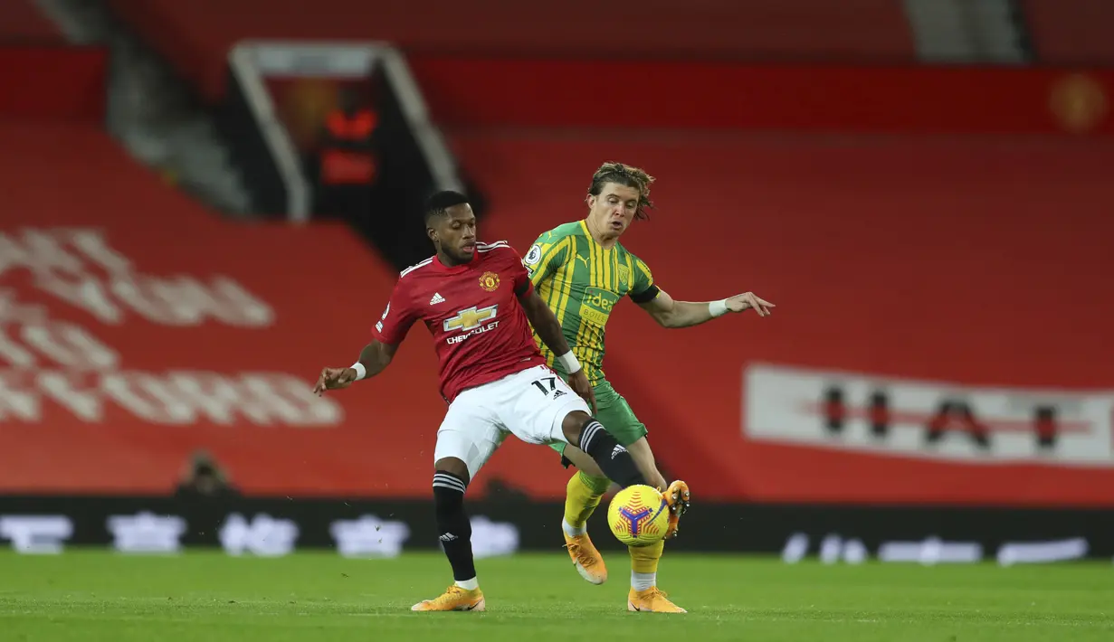Gelandang Manchester United, Fred berebut bola dengan pemain Bromwich Albion, Conor Gallagher pada pertandingan Lanjutan Liga Inggris di stadion Old Trafford di Manchester, Inggris, Sabtu (21/11/2020). MU menang tipis atas West Bromwich Albion 1-0. (Cath Ivill/Pool via AP)