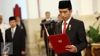 Presiden Jokowi membacakan sumpah jabatan saat melantik Kepala Badan Nasional Penanggulangan Terorisme (BNPT) dan Kepala Badan Keamanan Laut (Bakamla) di Istana Negara, Jakarta, Rabu (16/3).  (Liputan6.com/Faizal Fanani)