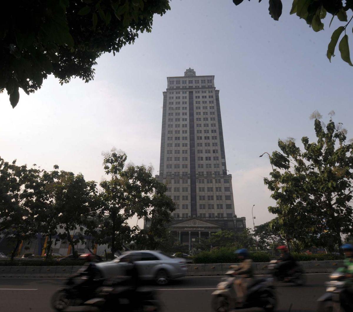 Menara Saidah menjadi salah satu gedung legenda di Provinsi DKI Jakarta. Gedung bergaya Romawi kuno ini terletak di kawasan elite Jalan MT Haryono, Jakarta Selatan.