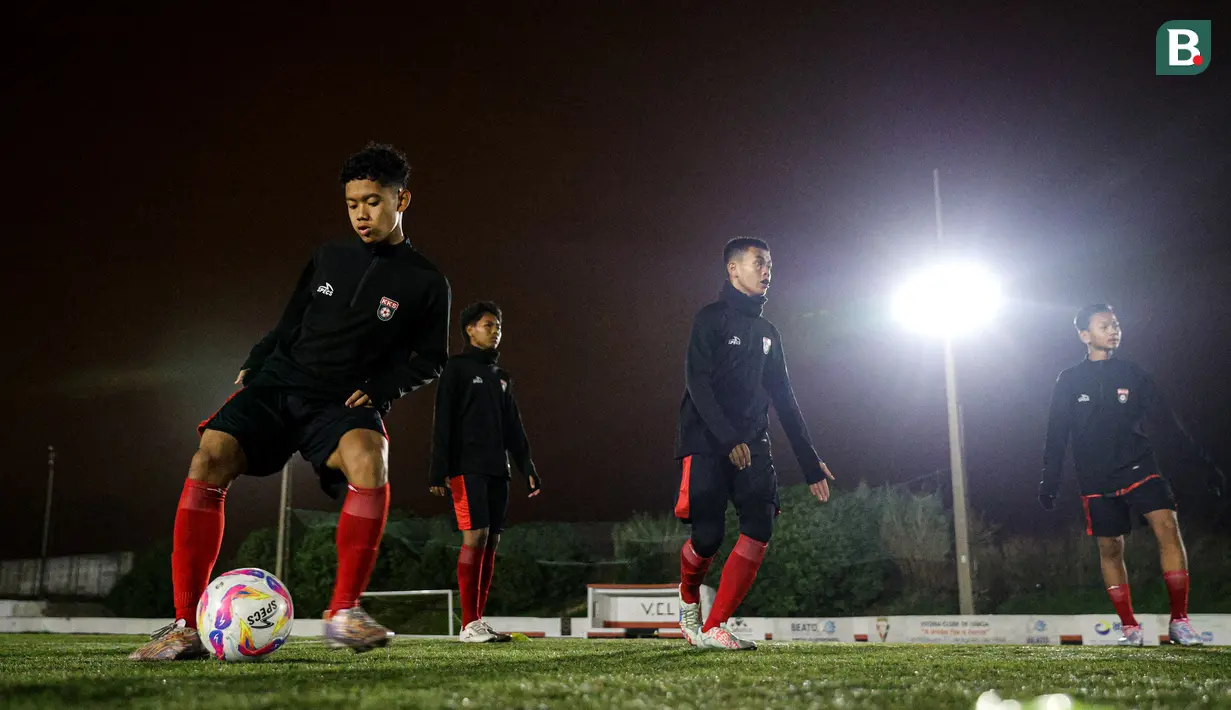 Kali ini latihan digelar pada malam hari dengan hawa yang lebih dingin dari hari-hari sebelumnya. (Bola.com/Bagaskara Lazuardi)